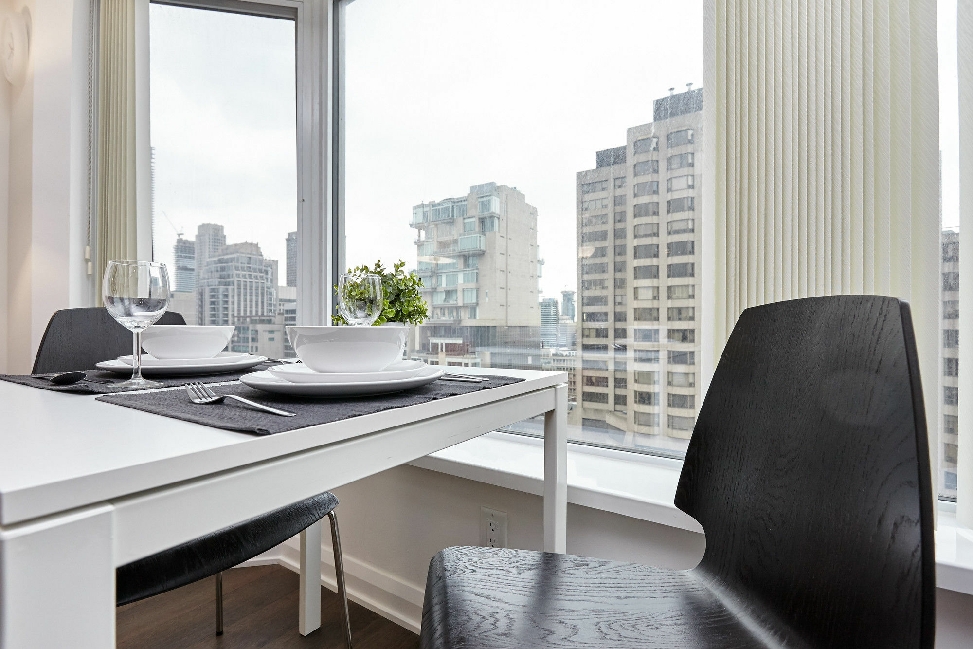 Atlas Suites - Yorkville Furnished Apartments トロント エクステリア 写真